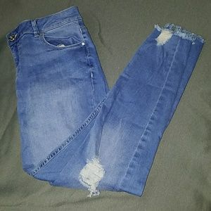 Denim Co. mildly distressed light wash jeggings